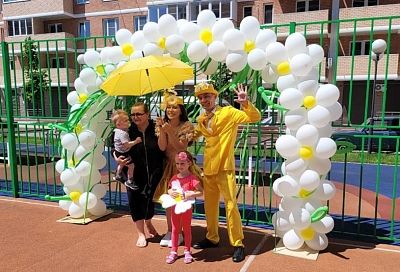 День семьи, любви и верности отметили жители микрорайонов Гидростроителей и Новознаменского вместе со строительной компанией АСК