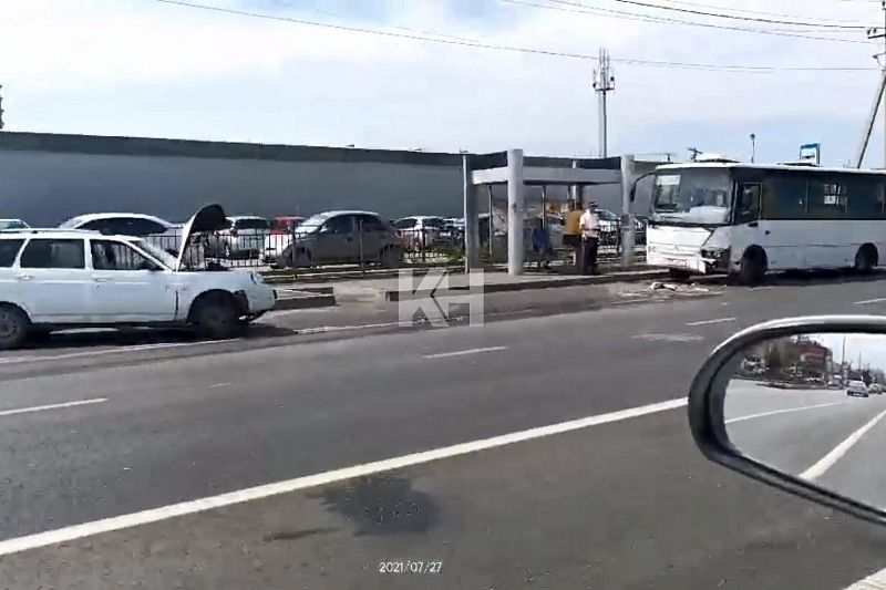 Водителю стало плохо: появились подробности ДТП участием легковушки и маршрутного автобуса в Краснодаре
