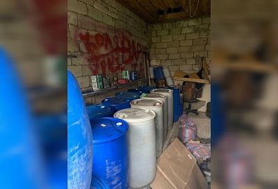 Вино, чача, коньяк: ФСБ и полиция нашли в доме жителя Кубани подпольный алкогольный цех