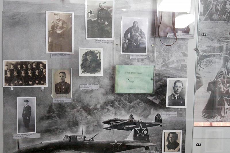 Музейный стенд, посвященный авиационным частям, которые во время войны дислоцировались на территории Кропоткина. В 1941 – 1942-х годах здесь был создан 277-й бомбардировочный авиаполк, базировались 41-й ближнебомбардировочный и 738-й истребительный авиаполки. В 1943 году после освобождения на городском аэродроме разместились 277-й ближнебомбардировочный, 298-й и 790-й истребительные авиаполки. 