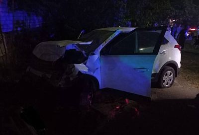 В центре Тимашевска иномарка врезалась в многоэтажку, водитель погиб