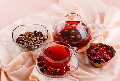 Омолодит в два счета: почему ягодный чай полезнее, чем привычный многим черный крупнолистовой
