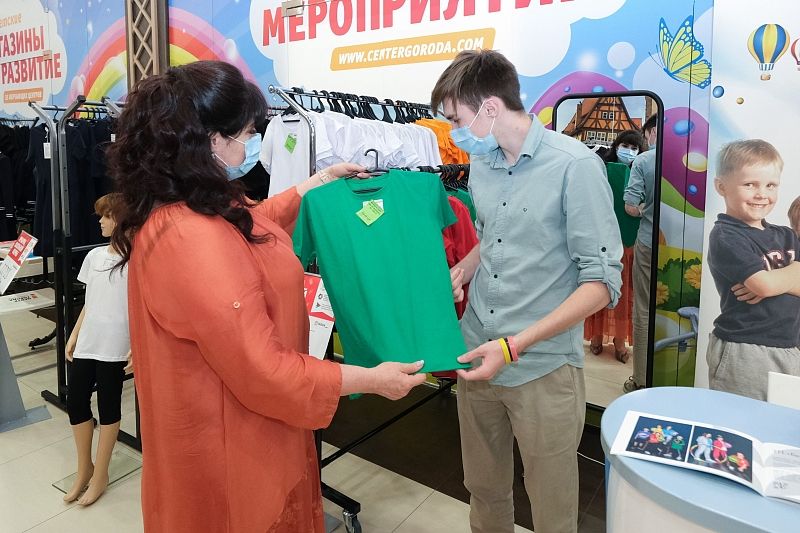 Коллекции одежды для учеников выставили девять предприятий легпрома, в их числе победители конкурса в области качества «Сделано на Кубани».
