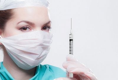 Вакцинированные люди заражаются коронавирусом в три раза реже