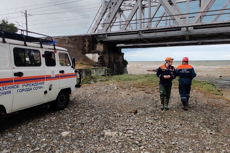Более 60 кв. км обследовано в поисках унесенных в море троих детей и мужчины в Сочи