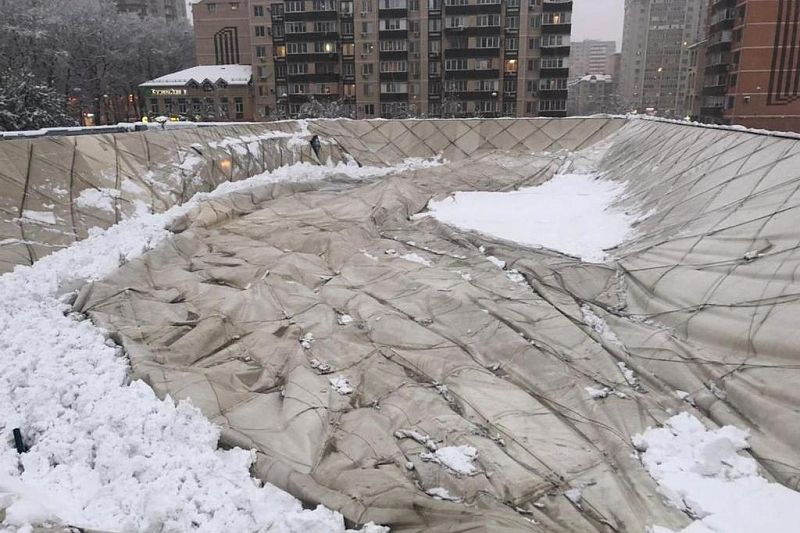 Крыша спорткомплекса «Екатеринодар» в Краснодаре сложилась под тяжестью снега