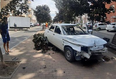 В центре Анапы машина вылетела на тротуар и сломала дерево