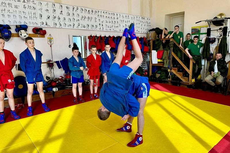 Чемпион мира и Европы по боевому самбо провел мастер-класс в Новороссийском казачьем корпусе