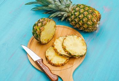Ищите зеленую корону: эксперт рассказала, как выбрать самый вкусный ананас и как этот фрукт влияет на здоровье