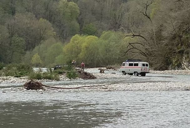 Туристическая группа с 60 детьми застряла в Мостовском районе на берегу реки из-за непогоды