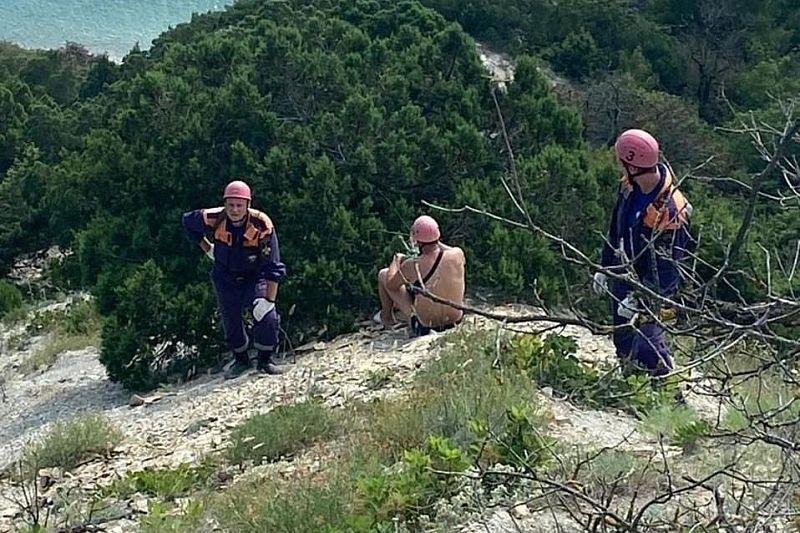 Спасатели эвакуировали мужчину со склона горы в Анапе