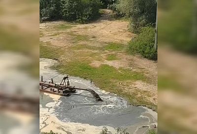 Прокуратура проводит проверку после сброса темной жидкости в реку Кубань в Краснодаре