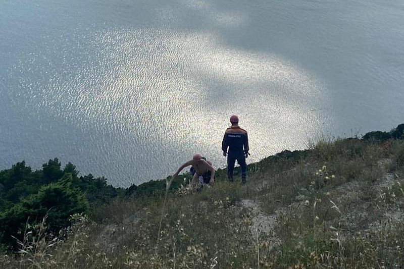 Спасатели эвакуировали мужчину со склона горы в Анапе