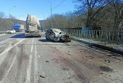 Легковушка, фура и два грузовика столкнулись под Новороссийском. Есть жертва