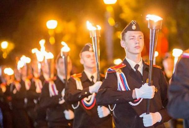 В Анапе состоялось торжественное факельное шествие «Огонь памяти»