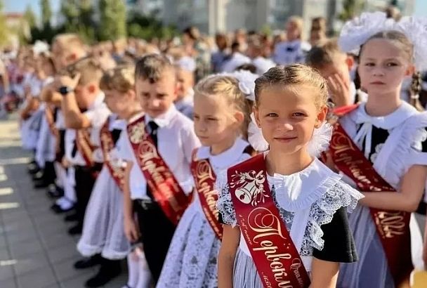 Власти Краснодара призвали родителей не стоять в очередях ради подачи заявления в школы