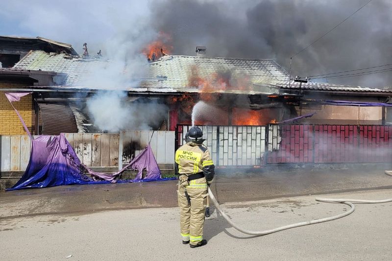 Частная гостиница сгорела в поселке Каменномостском