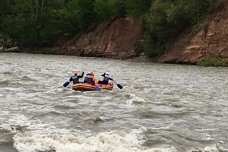 Спасатели нашли тело во время поисков туристов, которые сорвались в горную реку в Адыгее