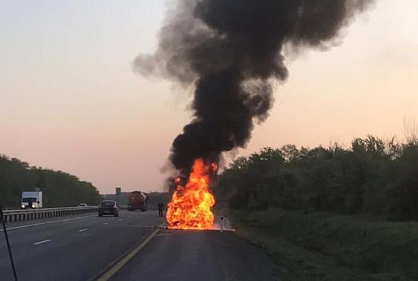 Опубликовано видео горящего на трассе в Краснодарском крае BMW Х6