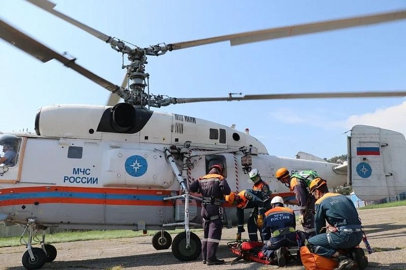 Спасатели эвакуировали на вертолете туриста с травмами со склона горы в Сочи