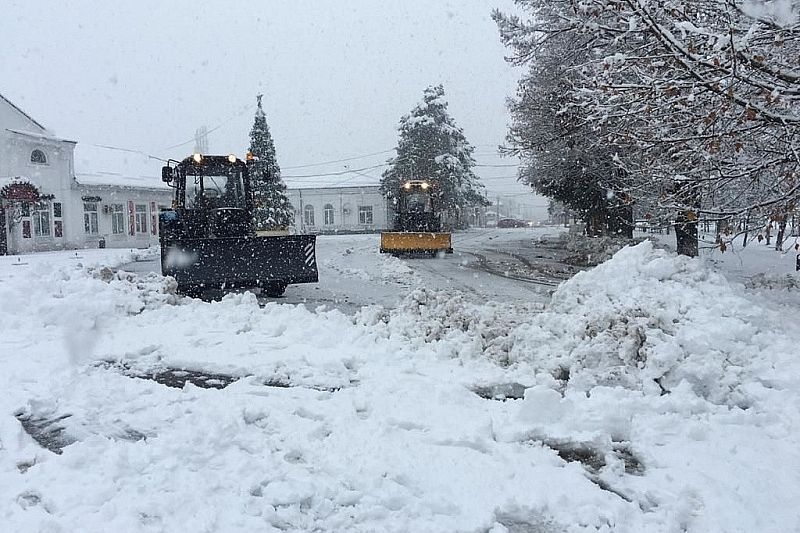 На ликвидации последствий снегопада в Краснодарском крае работают более 270 единиц спецтехники 