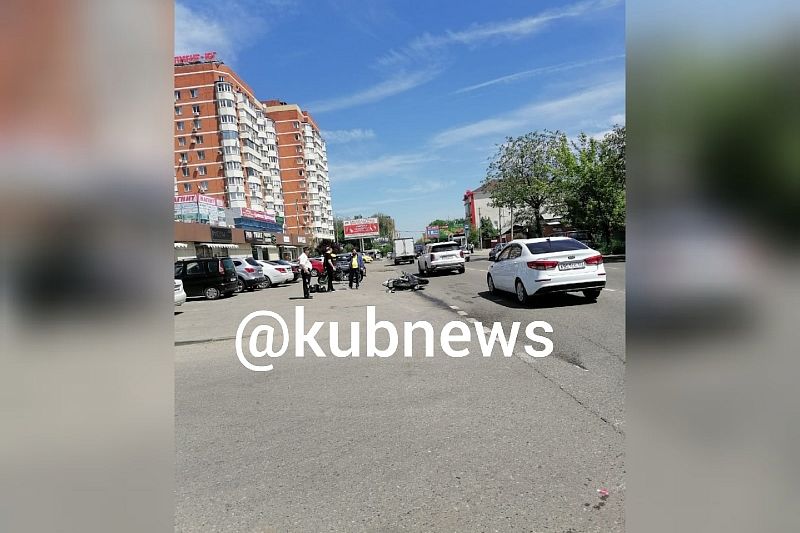 В Краснодаре в ДТП с участием «Мерседеса» пострадал пассажир мотоцикла