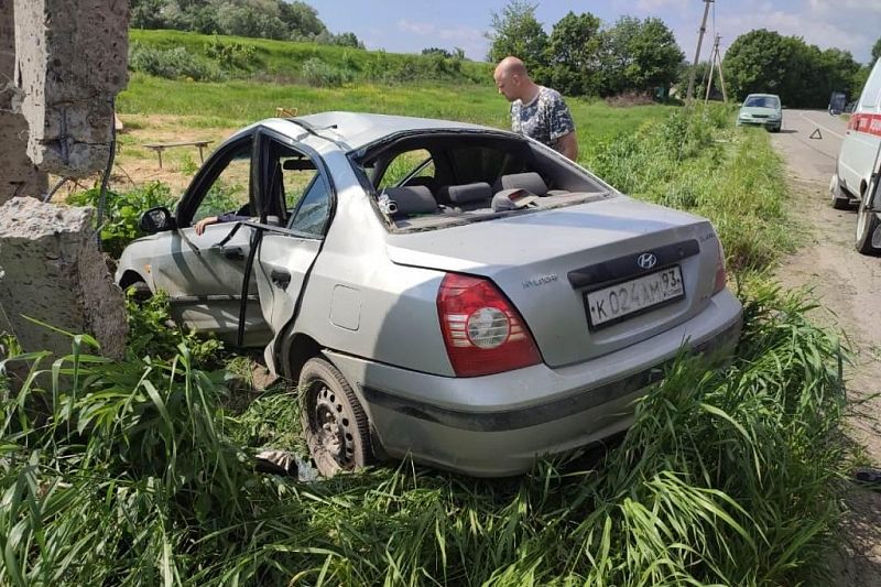 Пьяный водитель без прав на иномарке врезался в столб в Краснодарском крае