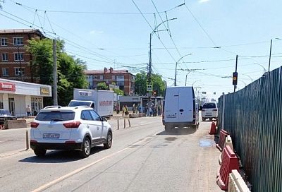 В Краснодаре около строительства подземного перехода по ул. Красных Партизан вновь открыли две полосы для движения транспорта