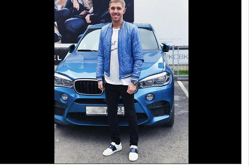 Юрий Газинский на фоне своего BMW X5М. 