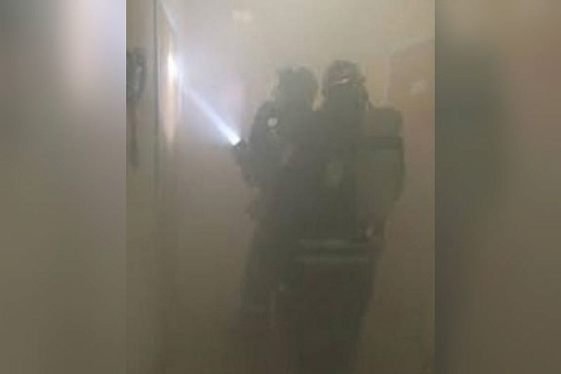 Сотрудники МЧС эвакуировали 25 человек из-за пожара в 9-этажном доме. Есть погибший