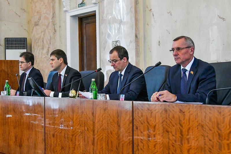 Председатель ЗСК Юрий Бурлачко (в центре) на сессии особое внимание уделил социальному блоку вопросов.
