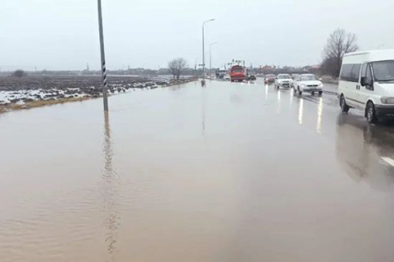 Из-за подтопления частично перекрыто движение транспорта на трассе А-146 в Абинском районе