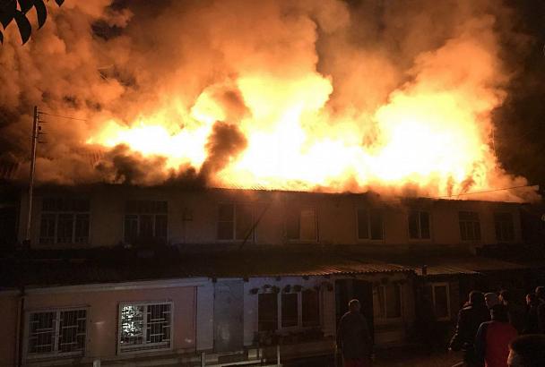 Крупный пожар тушат в Сочи