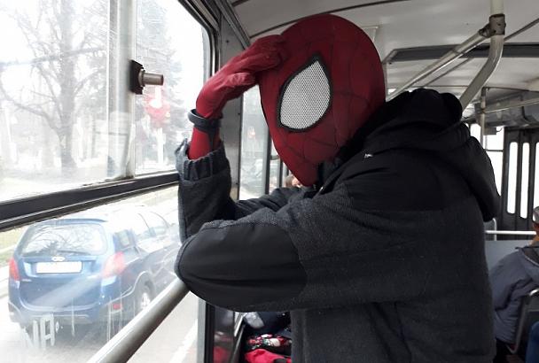В Краснодаре человек-паук прокатился на трамвае