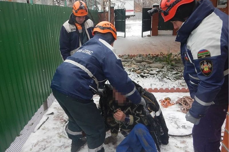 В Приморско-Ахтарске спасатели достали мужчину, упавшего головой вниз в колодец