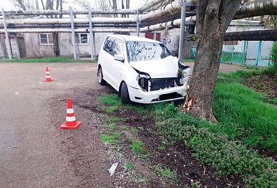 На Кубани 15-летний водитель на Mitsubishi врезался в дерево