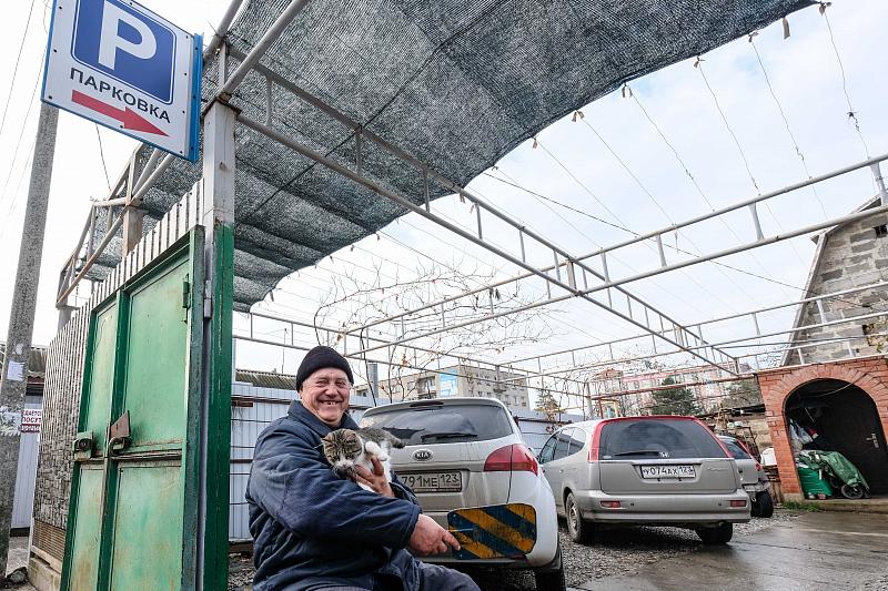 Пенсионер Николай Гусев в день зарабатывает на своей парковке 2000 рублей.