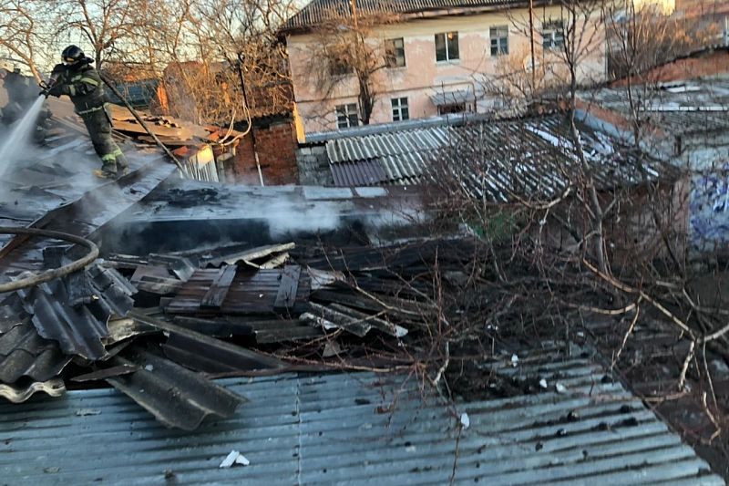 В центре Краснодара загорелся жилой дом