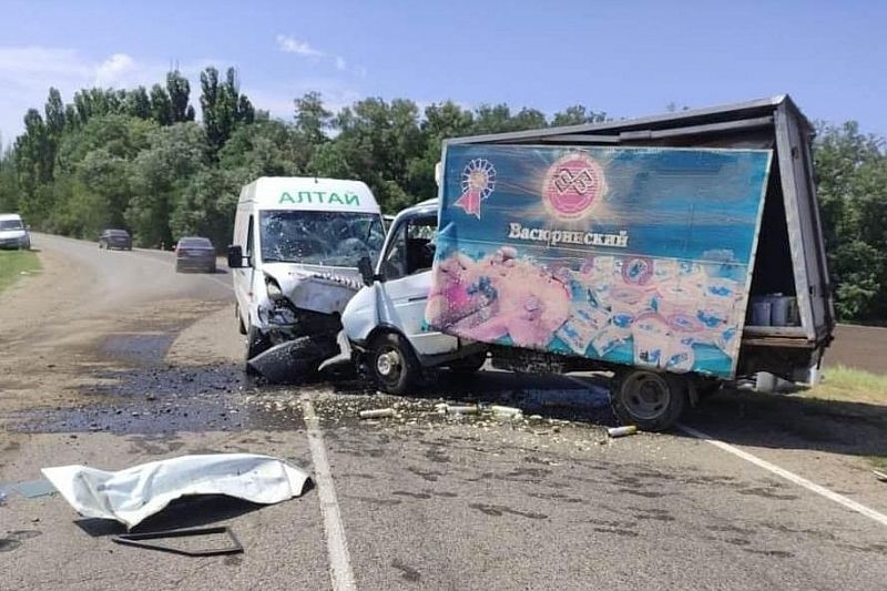 Два фургона столкнулись в Динском районе. Оба водителя госпитализированы