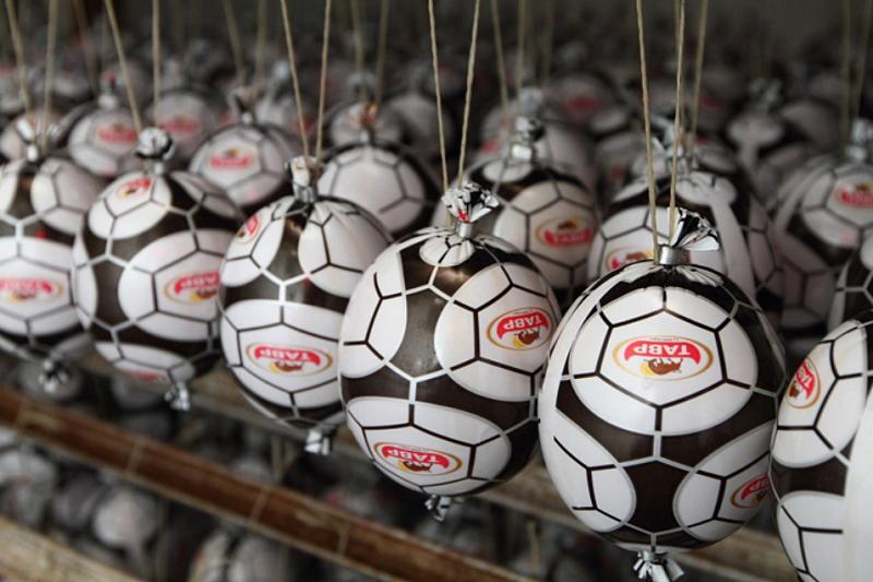 Купить колбасные мячи можно в фирменной сети магазинов завода и в крупных супермаркетах ЮФО.