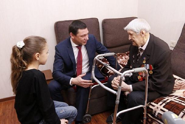 Мэр Краснодара вместе с дочерью поздравили ветерана войны 