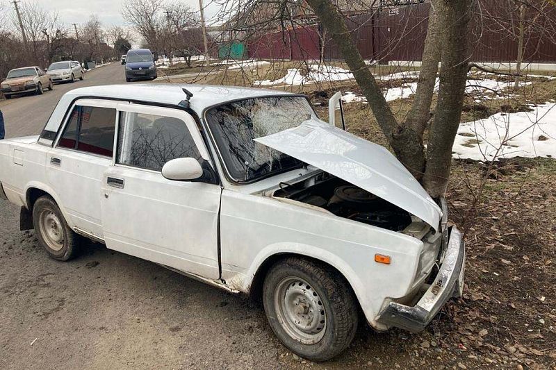 Врезавшийся в дерево водитель ВАЗ-2107 сбежал с места ДТП, бросив пострадавшего пассажира