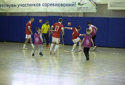 Легенды пляжного футбола сыграли на стадионе «Кубань» с детьми участников СВО