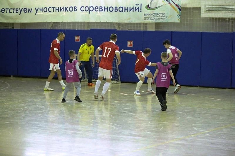 Легенды пляжного футбола сыграли на стадионе «Кубань» с детьми участников СВО