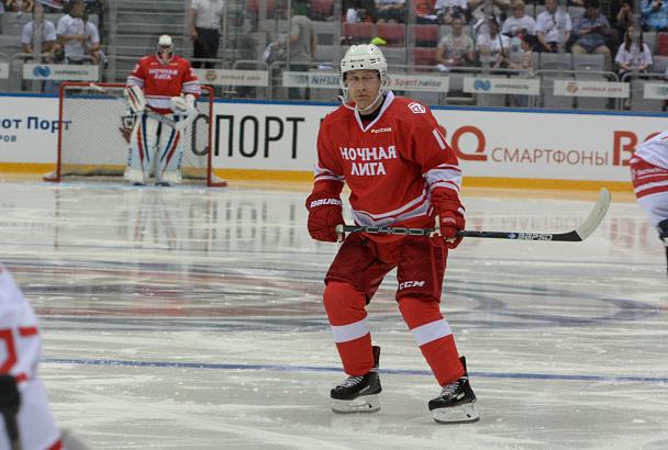 Президент Путин забросил 5 шайб в Гала-матче Ночной хоккейной лиги в Сочи