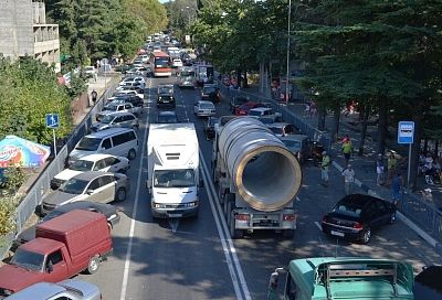 Движение грузовиков ограничат на участке трассы Джубга - Сочи с 1 июня