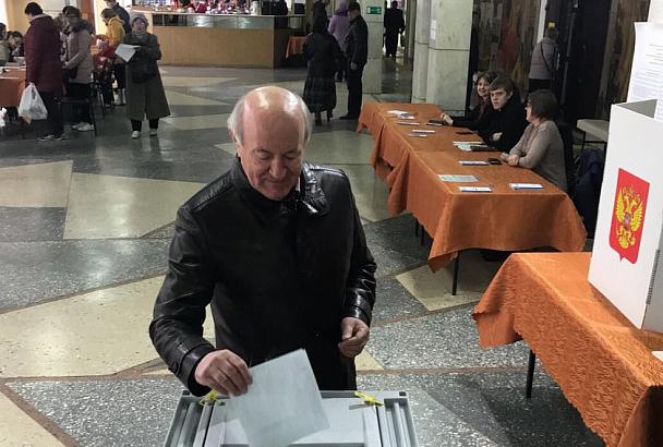Николай Долуда проголосовал на избирательном участке в Ейске