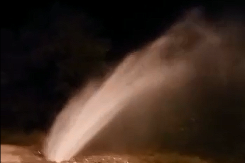 Мощный фонтан вырвался из-под земли в Сочи: авария на сети оставила без воды несколько многоэтажек