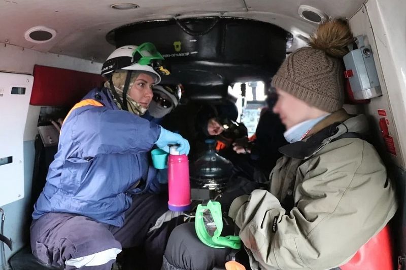 Спасатели на вертолете эвакуировали туристку с травмой ноги с Черкесского перевала