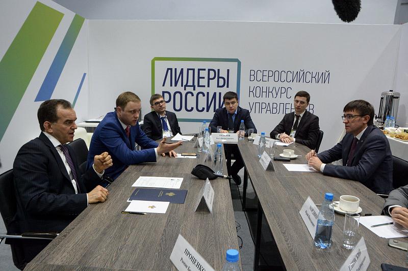 После церемонии открытия с представителями региона встретился губернатор Краснодарского края Вениамин Кондратьев.